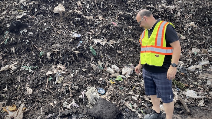 Gaétan Lafond devant une montagne de compost contaminé.