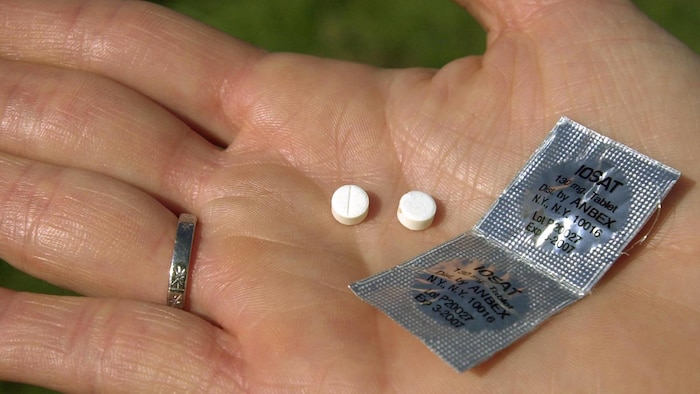 Des comprimés en gros plan dans la main d’une femme.