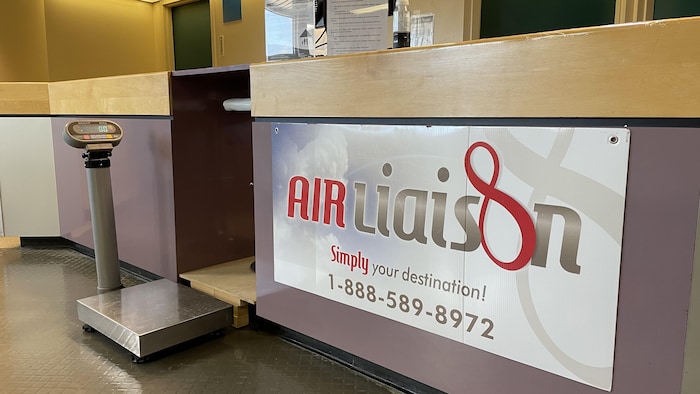 Le comptoir d'Air Liaison dans l'aérogare de Port-Menier sur l'île d'Anticosti.