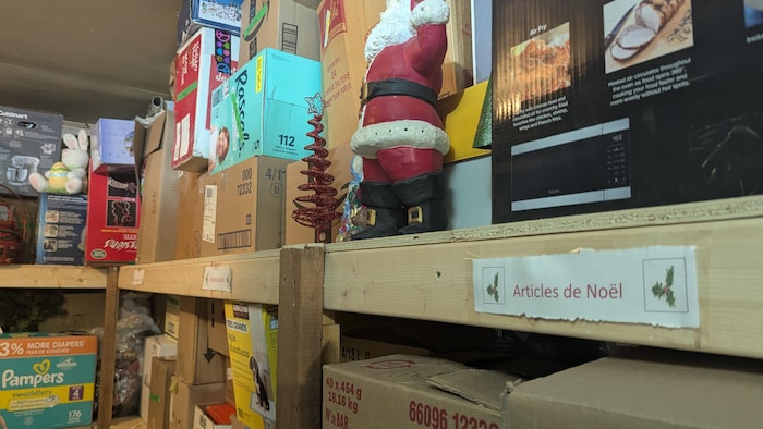 Des étagères de décorations de Noël.