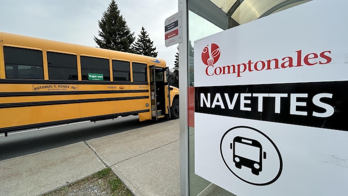 Une pancarte annonçant les navettes des Comptonales avec en arrière-plan l'autobus.