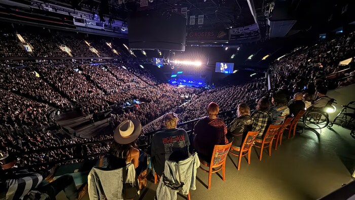 Des personnes à un concert.