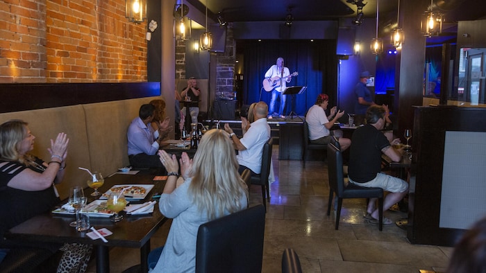 Christopher Jackson joue de la musique alors que les clients applaudissent au restaurant Blu Martini de Kingston.