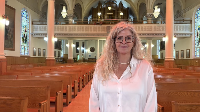 Une femme dans une église