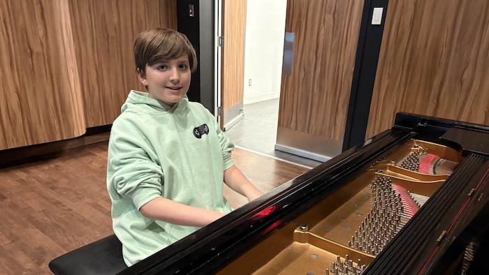 Jacob Vincent installé au piano.