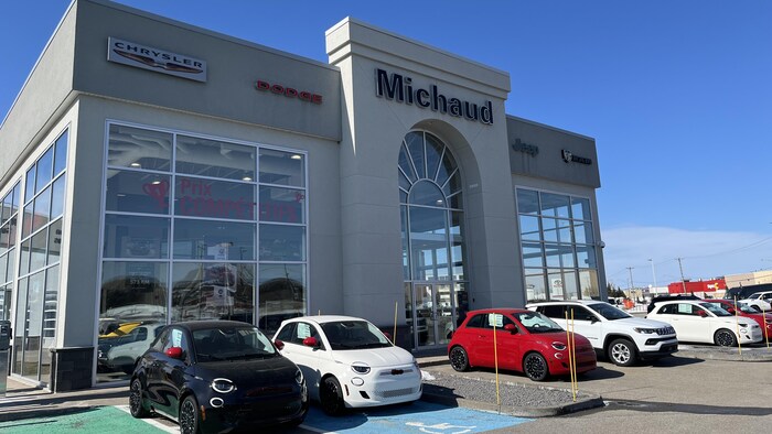 Des voitures devant le concessionnaire. 