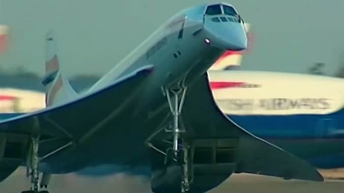 Le Concorde atterrit à l'aéroport d'Heathrow, à Londres.