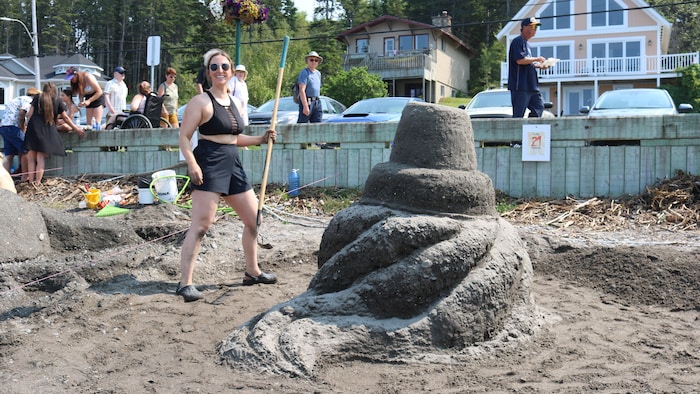 Une sculpture de sable représentant un cornet de crème glacée à l'envers.