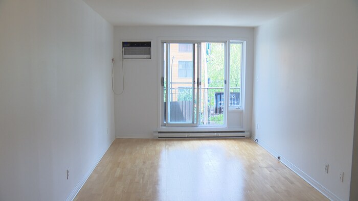 La pièce vide d'un logement à vendre.