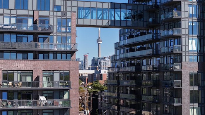 Images aériennes (drone) du centre-ville de Toronto, la Tour CN flanquée d'immeubles en copropriété du quartier Parkdale.