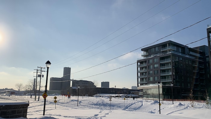 Au loin, on aperçoit l'usine Robin Hood sur la rive nord du canal de Lachine où la construction résidentielle bat son plein.