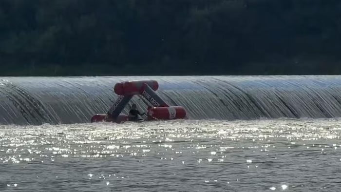 Un matériel de recherche dans un cours d'eau le 20 juin 2026 à Saskatoon. 