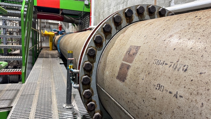 Une conduite au sous-sol de l'usine. 