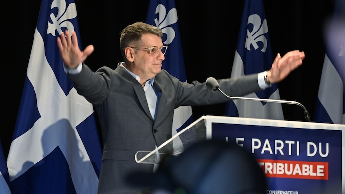 Éric Duhaime prononce un discours devant des militants conservateurs à Victoriaville, le 4 mai 2025.