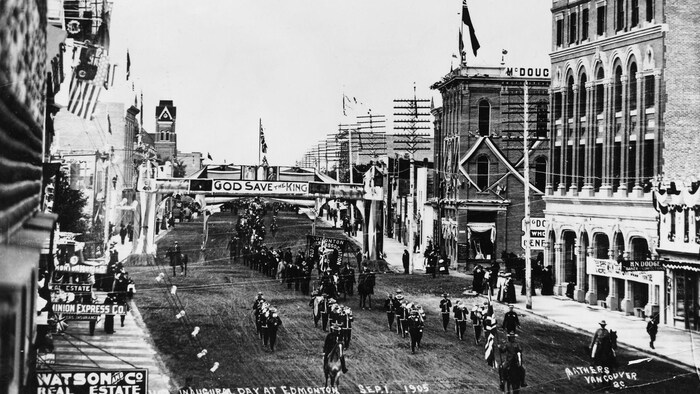 Photo d'archive montrant des officiers de la police montée à la tête d'un défilé le long de l'avenue Jasper à Edmonton