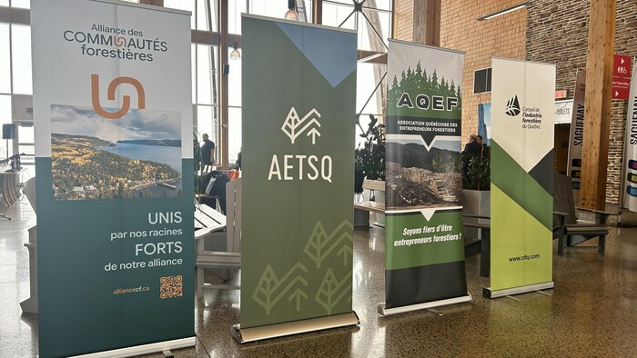 Quatre affiches dans une salle.