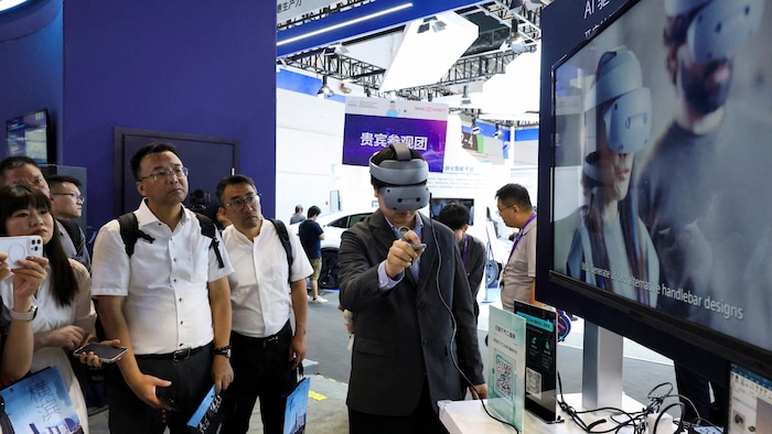 Un homme teste la réalité virtuelle dans un salon technologique.