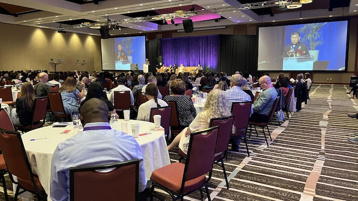 Une salle de conférence remplie de participants à l'hôtel Delta.