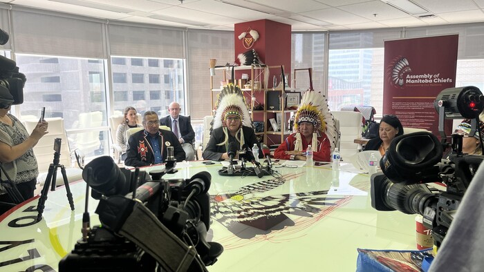 Une conférence de presse avec des leaders autochtones a lieu dans les bureaux de l'Assemblée des chefs du Manitoba, au centre-ville de Winnipeg. 