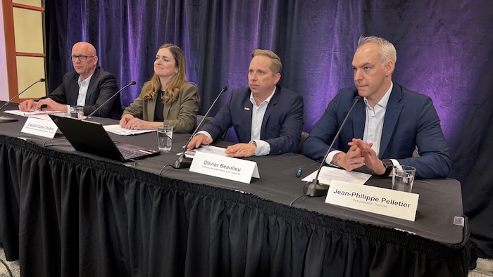 Jean-Philippe Pelletier, vice-président, Projet TramCité, Olivier Beaulieu, directeur de projet Kiewit pour TramCité, Claudie Côté-Chabot, directrice communication et affaires publiques, TramCité
et Daniel Genest, directeur du Bureau de projet du tramway de Québec.