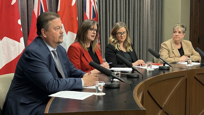 Ian Bushie, Kristin Hayward, Christine Stevens et Lisa Naylor tiennent une conférence de presse dans une salle du Palais législatif du Manitoba. (5 juin 2025)