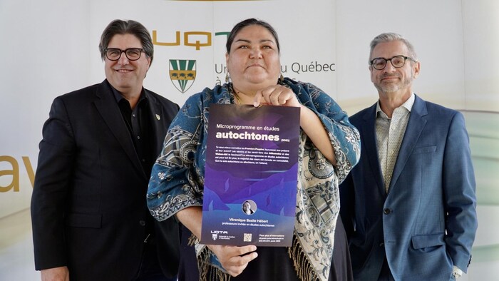 Christian Blanchette et Pascale Basile-Hébert qui tient une pancarte annonçant le microprogramme en études autochtones lors d'une conférence de presse, avec Hervé Guay.