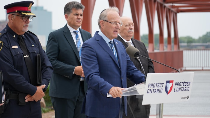 Le solliciteur général de l’Ontario, Michael Kerzner, prend la parole lors d'une conférence de presse à Windsor le 11 août 2026.
