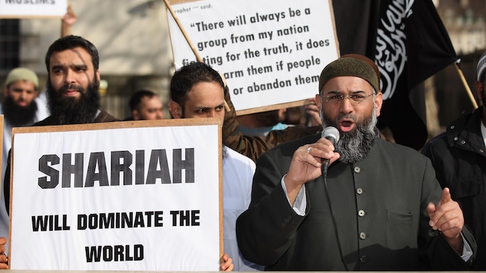 الداعية البريطاني المتشدد أنجم تشودري (الجهة اليمنى) يلقي خطاباً في تظاهرة دعم لحكم الشريعة الإسلامية في لندن في آذار (مارس) 2011.