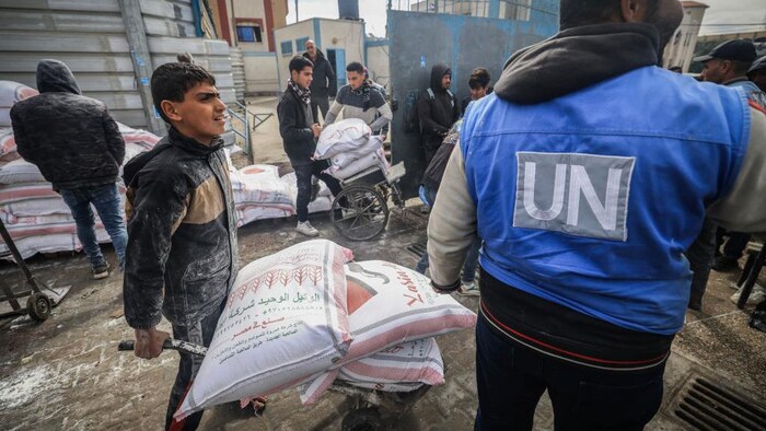 فلسطينيون نازحزن يتلقون مساعدات من مركز تابع للـ’’أونروا‘‘ في مدينة رفح في جنوب قطاع غزة في 28 كانون الثاني (يناير) 2024.