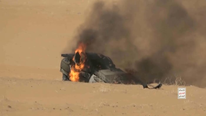 Un véhicule en feu après une frappe au Yémen.