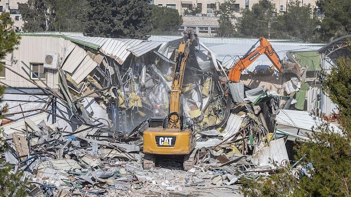 Des engins de démolition détruisent les installations dans le quartier de Sheikh Jarrah.