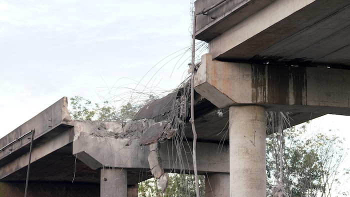 Un pont en béton dont une partie du tablier a été détruite par un bombardement.