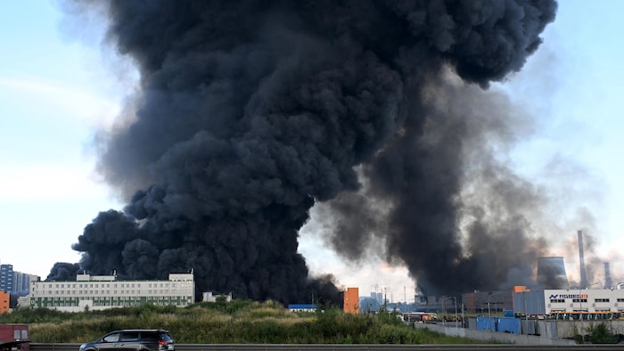Un entrepôt en feu après avoir été frappé par des drones ukrainiens.