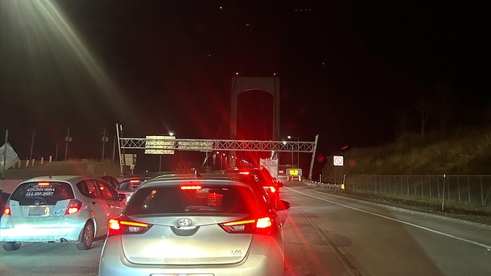 Des véhicules à l'entrée du pont Pierre-Laporte.