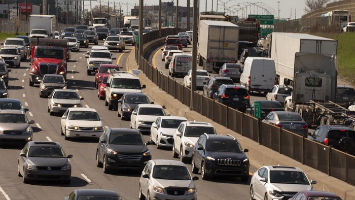 Congestion routière sur le réseau montréalais. Photo prise à proximité de l’échangeur Anjou, Montréal.