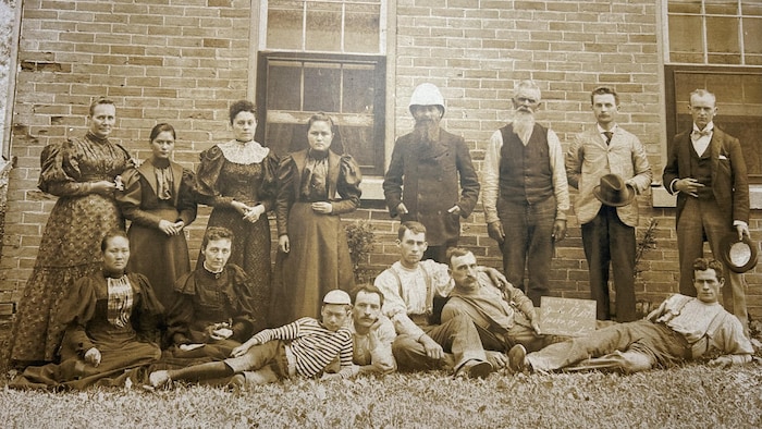 1893年，台湾媳妇张聪明（前排左一）见加拿大公婆、亲友。