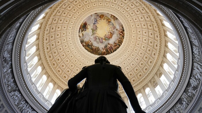 Une statue du président George Washington se trouve dans la rotonde du Capitole.