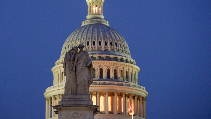 Une statue à l'effigie du Deuil pose son visage couvert sur l'épaule de la statue représentant l'Histoire sur le monument de la Paix près du Capitole, où se déroule le procès en destitution du président Trump.