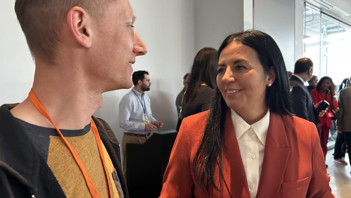 Une homme et une femme parlent ensemble