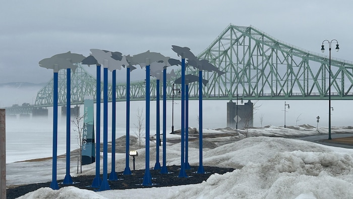 Un pont dans la brume.