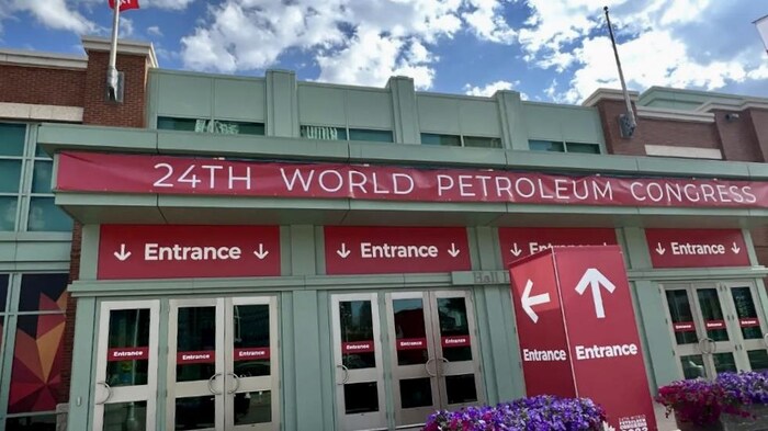 La façade du Centre BMO où figure une bannière sur laquelle on peut lire "24e Congrès mondial du pétrole".