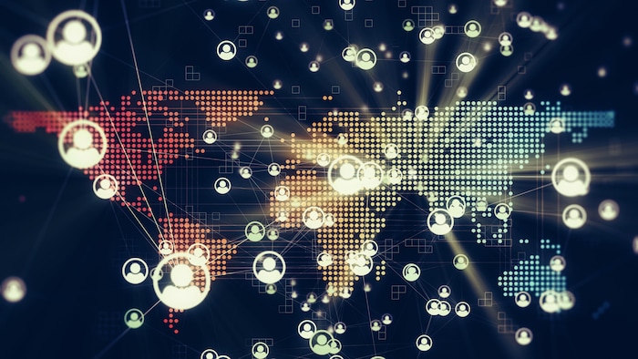 Illustration montrant la connexion au réseau mondial des médias sociaux.