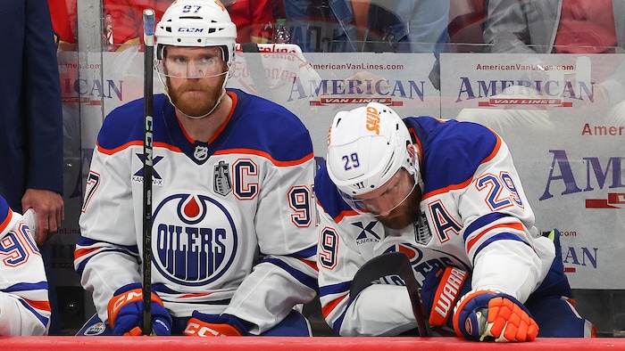 Connor McDavid et Leon Draisaitl au banc des Oilers.