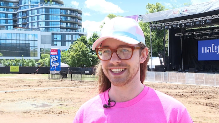 Par une claire journée ensoleillée d'été, Connor McKiggan est debout sur le site où se tiendra un festival en plein air.