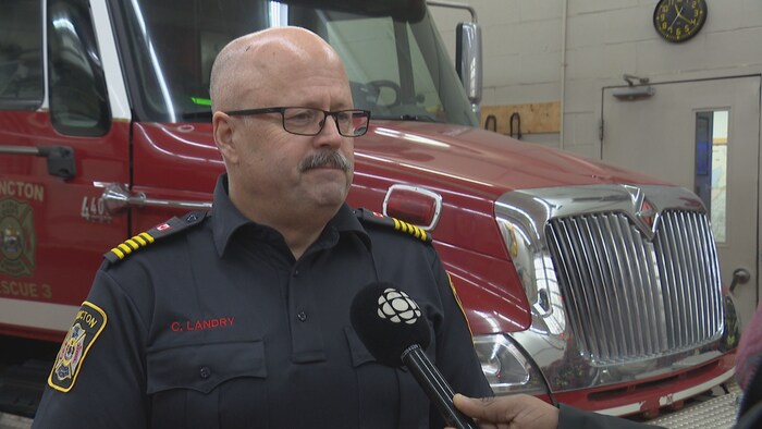 Le chef du service incendie de Moncton répond à un journaliste.