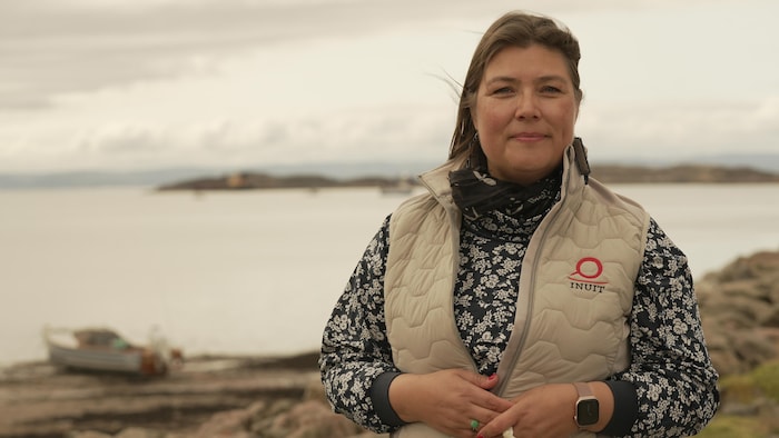 Portrait de Sara Olsvig en extérieur.