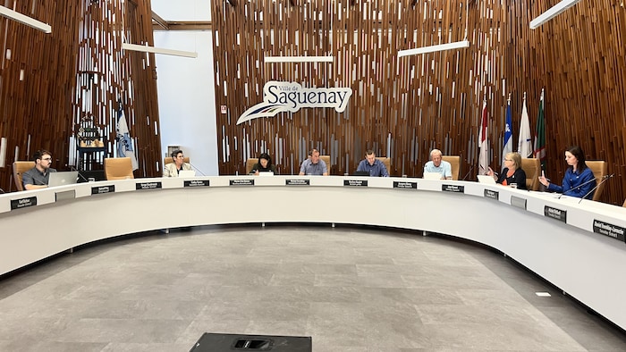 Des élus autour de la table du conseil d'arrondissement discutent ensemble. 