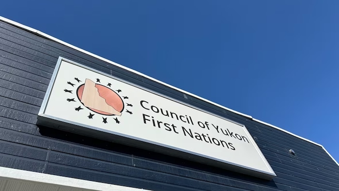 Un panneau indicatif du Conseil des Premières Nations du Yukon à Whitehorse