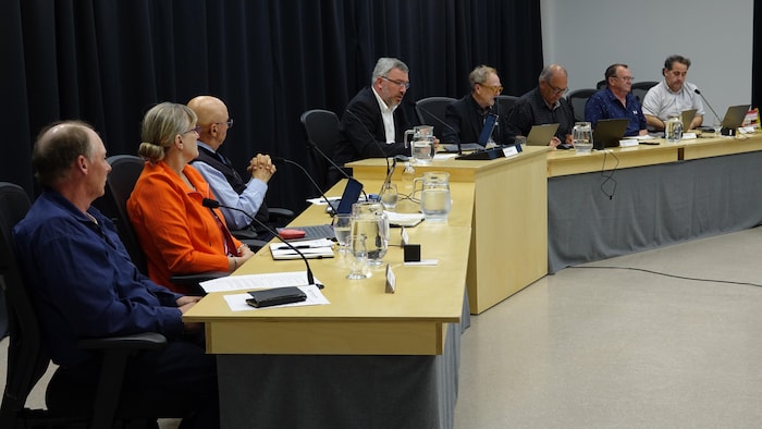 Les élus à la table du conseil de la Communauté maritime des Îles lors de la séance du 14 juillet 2026