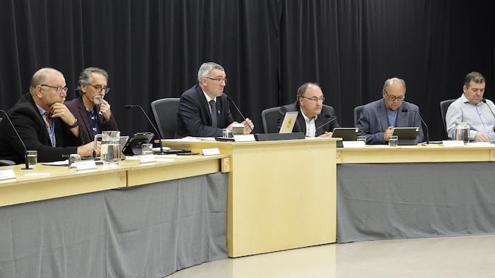 Les membres du conseil municipal des Îles-de-la-Madeleine lors d'une séance.